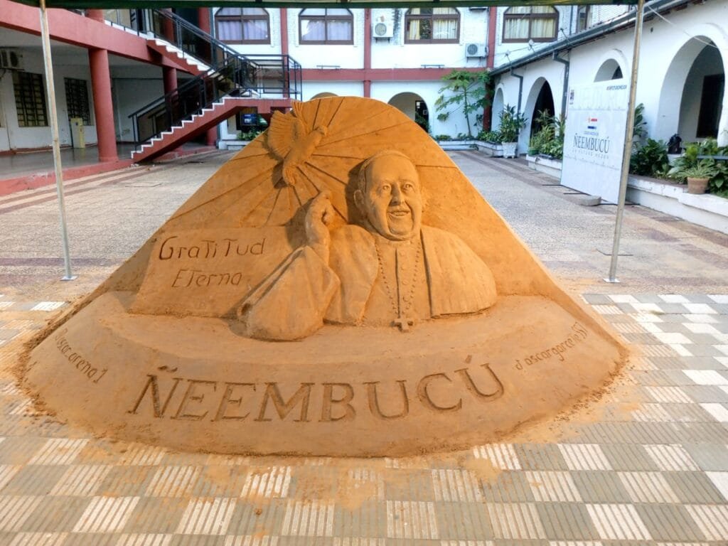 Emotivo tributo en Ñeembucú: Una escultura de arena inmortaliza el recuerdo del Papa Francisco