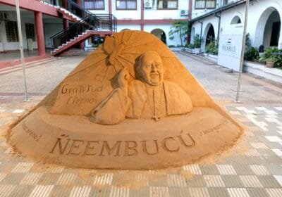 Emotivo tributo en Ñeembucú: Una escultura de arena inmortaliza el recuerdo del Papa Francisco