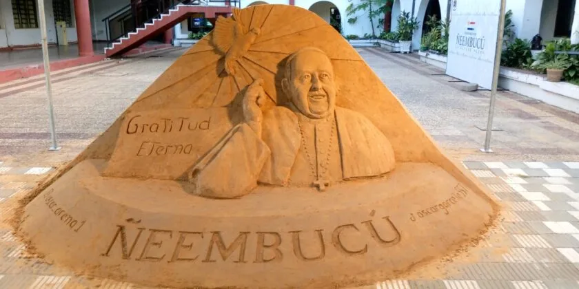 Emotivo tributo en Ñeembucú: Una escultura de arena inmortaliza el recuerdo del Papa Francisco