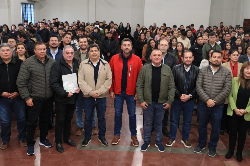 22 jóvenes de Ñeembucú reciben el primer desembolso de sus becas universitarias gracias a la alianza EBY–Gobernación