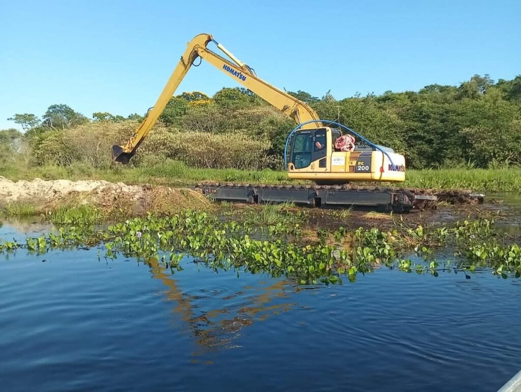 Intensas labores de mejoramiento vial, apoyo a productores y limpieza de cauces