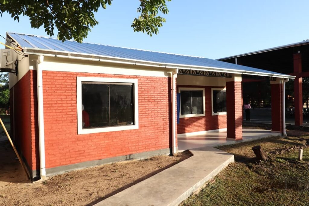 Gobernación de Ñeembucú apuesta al bienestar estudiantil con comedores y polideportivos