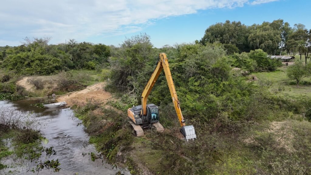 Gobernación de Ñeembucú inició limpieza zona Arroyo Hondo – Canal DERMASUR